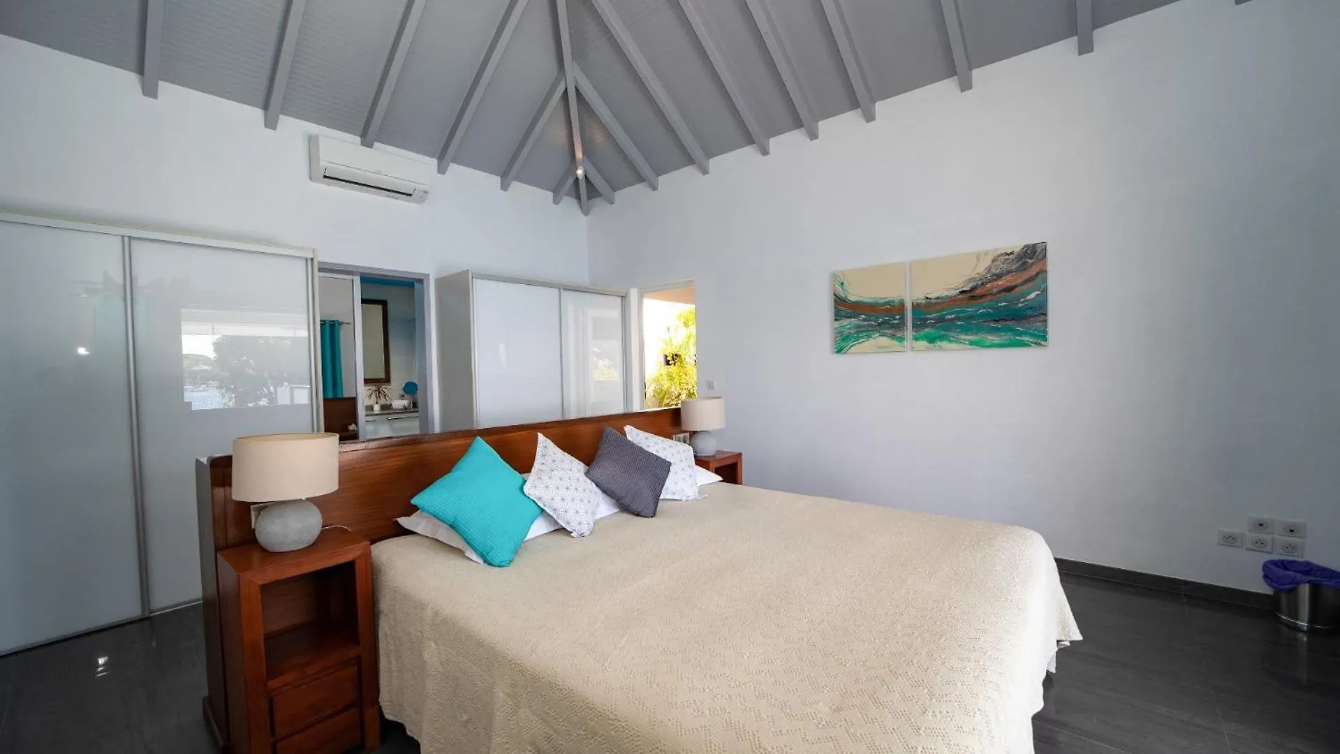 Quiet Villa Surrounded By Tropical Vegetation St. Barthelemy サン・バルテルミー島